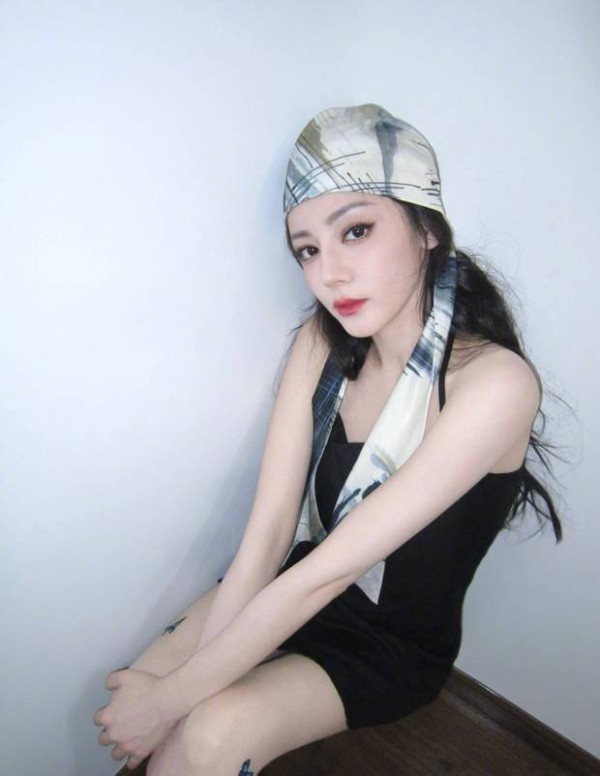 迪丽热巴侧脸惊艳。