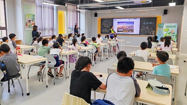 塔吊模型进暑托班课堂，奉贤金汇“小小建筑师”趣味探索房子建设的奥秘