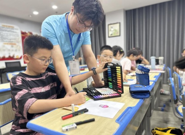 孩子在鲁园社区托管班学习绘画。