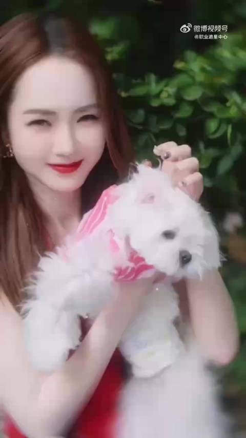 田曦薇抱张艺凡爱犬与戚薇合影，姐妹抓娃娃萌态十足