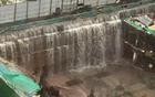 太原暴雨一处路基塌陷，雨水涌进工地挖掘机被淹