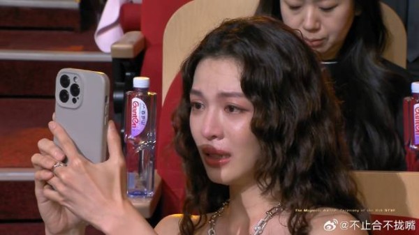 宋佳获奖钟楚曦在台下爆哭!整个妆容哭花,发自内心祝福丨白玉兰