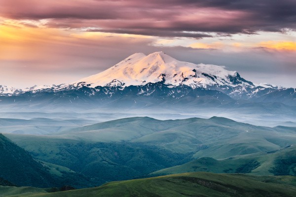 Vista do Monte Elbrus, o pico mais elevado da Rússia e do continente europeu.