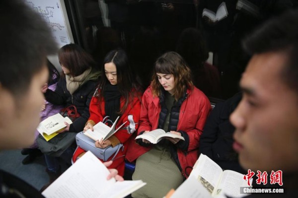 高清：阅读爱好者北京地铁“快闪”倡导全民阅读