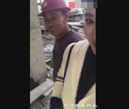 女主播为了当网红博眼球, 竟跑到工地勾引农民工