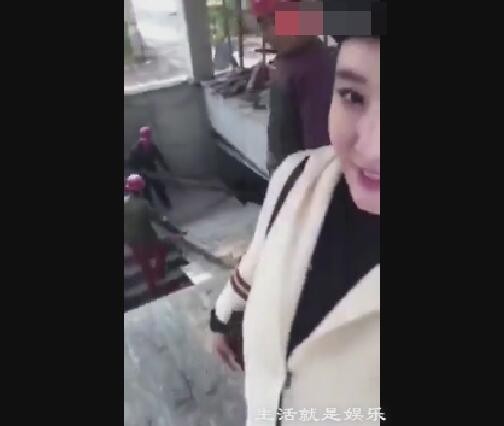 女主播为了当网红博眼球, 竟跑到工地勾引农民工