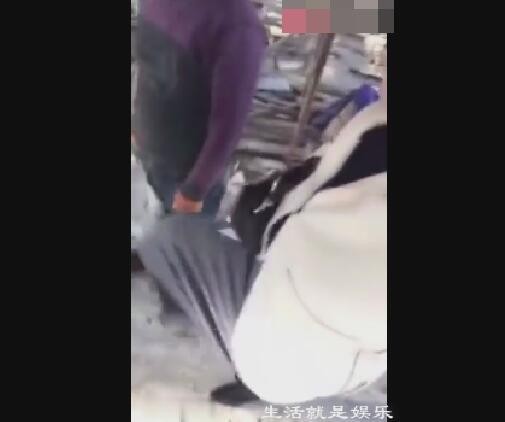 女主播为了当网红博眼球, 竟跑到工地勾引农民工