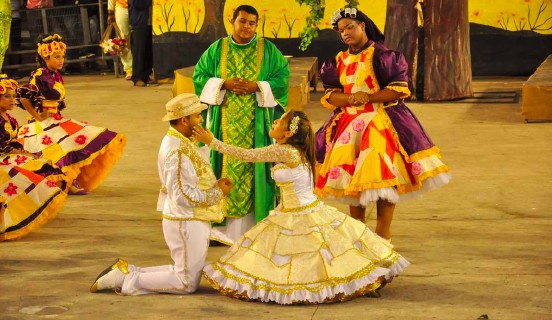pessoas encenando uma cerimônia de casamento