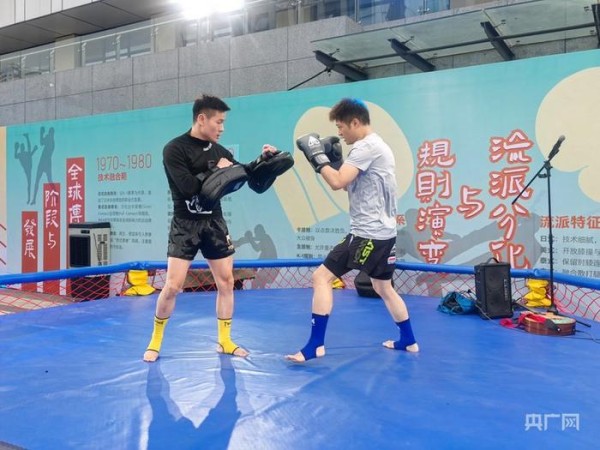 玉林路为市民安排泰拳表演（央广网记者 昌思荣 摄）