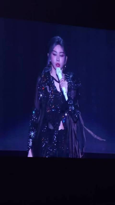 于文文回应粉丝穿婚纱看演唱会称不必顾忌世俗眼光