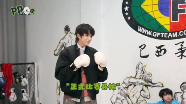 TF家族王橹杰左奇涵上演奶萌喵喵拳互动