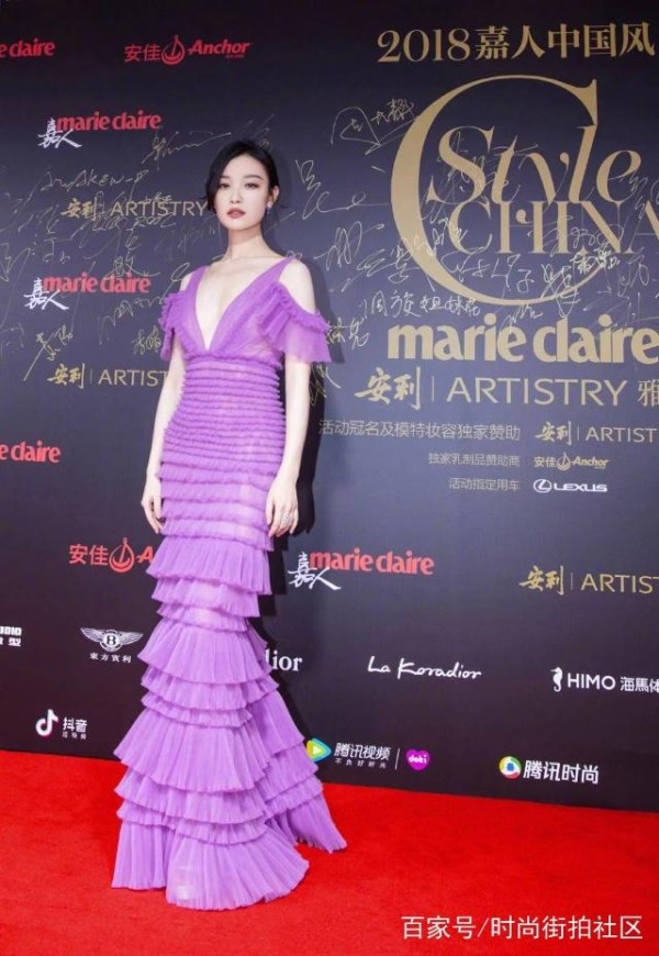 倪妮真大胆，穿深V花边长裙掀紫色潮流，网友：真怕衣服掉下来