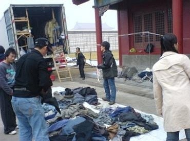 片场。剧组服装堆放的地方。