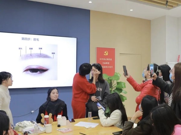 现场教学美妆。新店街道供图