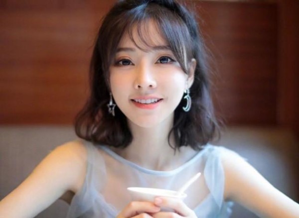 从被质疑到炙手可热，冯提莫用坚持鼓舞着自己，朝着梦想起航