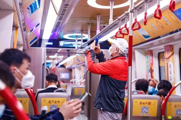 2022年1月，全国首辆“交响乐专列”在广州地铁开出，图为乘客扫码听广交实况录音