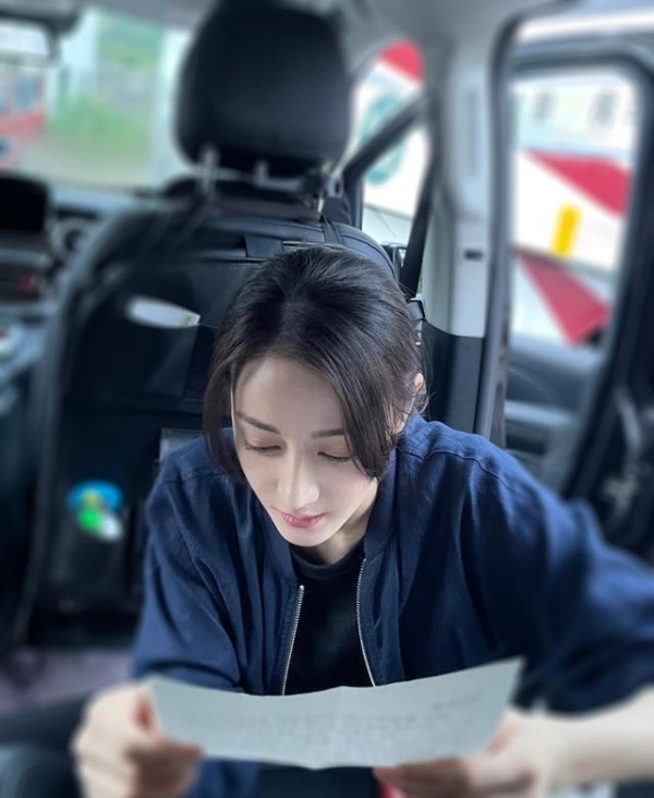 人民日报专访迪丽热巴完整版 打破花瓶人设