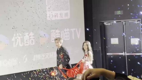 陈飞宇王影璐婚礼现场曝光，牵手绣球深情对视