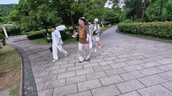 那抹狡黠的笑藏不住啦，眼波流转间全是小狐狸的灵动