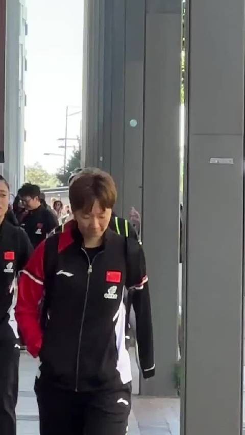 王曼昱和徐奕吃早餐了,后面跟着任浩和马琳,难道说