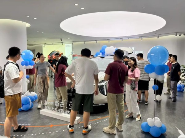 新一代智己LS6门店客流不断。