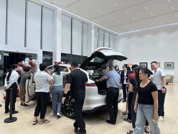 新一代智己LS6门店订单火爆。