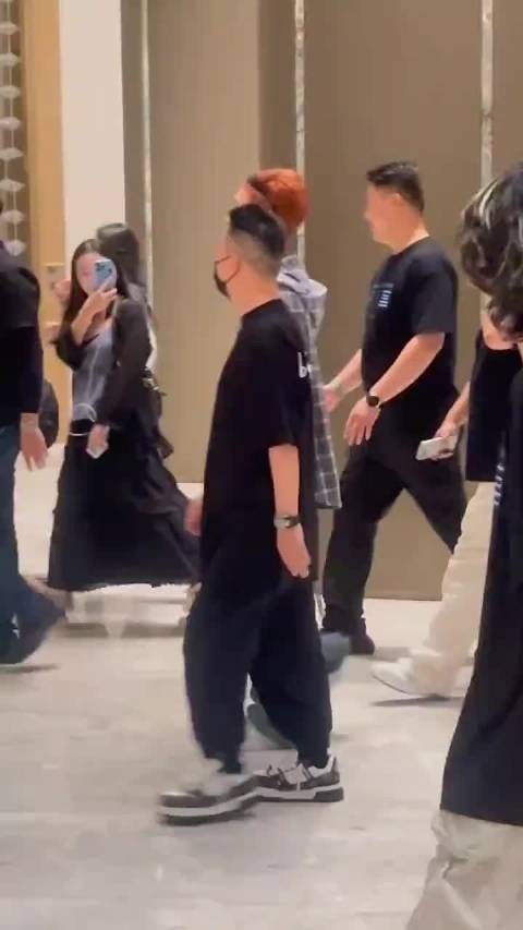 张艺兴路人偶遇生图曝光，三十岁笑容清爽少年感十足