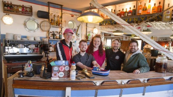 L’équipe du restaurant La Cantine des Matelots, à Port-Louis, dans le Morbihan, le 13 mars 2025.