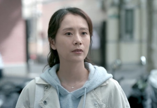娱乐扒皮叔：接连演了多部买房相关的影视作品，海清看透了“房”的本质，由衷发出感叹：房子没有那么重要！

最近《心居》刚刚完结，作品热播、剧情贴合现实，不免又引发了一场社会讨论，尤其是关于“购房”的讨论。

剧中海清饰演的冯晓琴，嫁到上海之后就一直为了自己的房子做打算，不惜跟大姑姐撕破脸，跟整个顾家做对抗，一度到了水火不容的阶段。

《心居》中，冯晓琴把房子看得比家更重要，在她看来房子是自己在上海立...