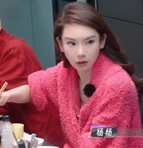 戚薇提醒医美要谨慎