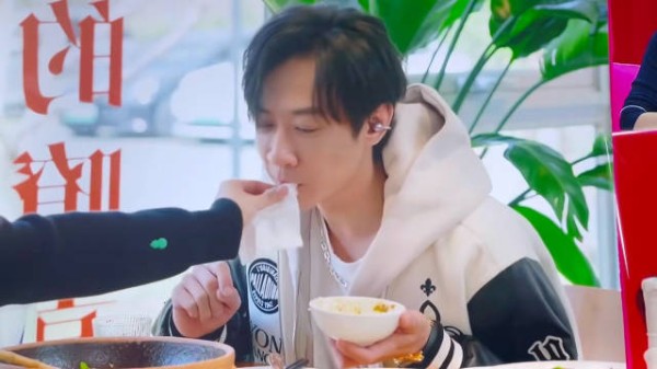 董璇真把张维伊当儿子照顾吗？ 吃饭还要隔着老远擦嘴巴