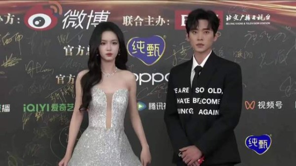 两人真的没谈吗？丞磊开口一句话，周也笑得一脸娇羞！丨微博之夜