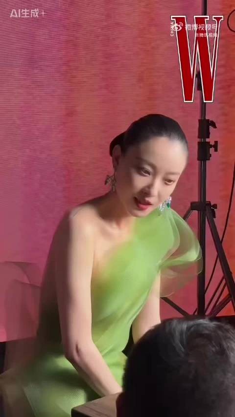 来看一个绝美倪妮，期待稍后红毯！倪妮