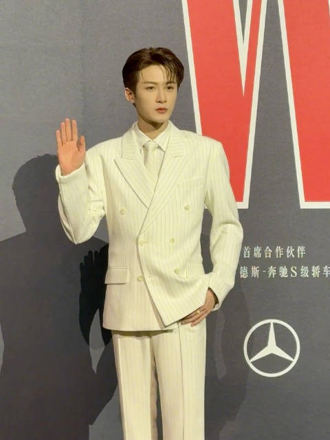 以一身全白西装look亮相红毯,谈什么都不如檀健次