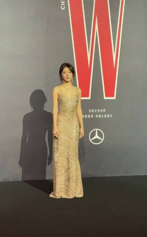 赵今麦亮相W年度光影盛典红毯