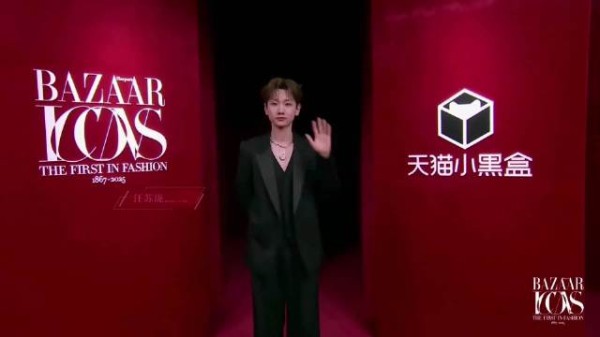汪苏泷走红毯真是帅不过3秒,不自觉得就想逗趣耍宝,太好动了