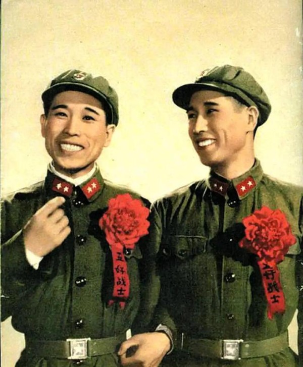 一人两角，妙趣横生斩获大奖的军营轻喜剧！