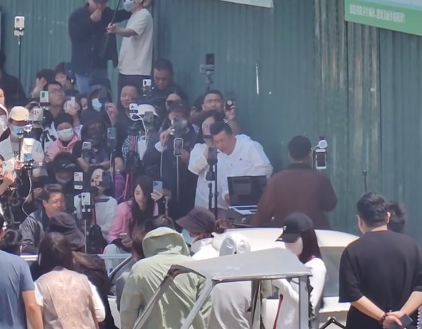 抖音粉丝超255万！山东网红郭有才摊位前直播手机排成墙