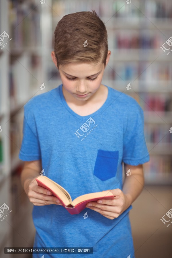快乐女生在学校图书馆拿书的照片