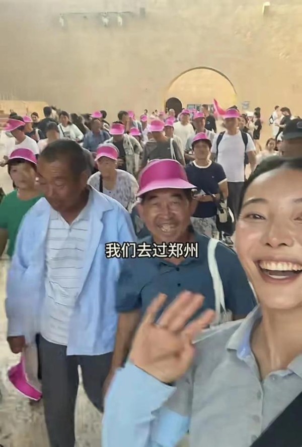 李富贵带乡村老人走出大山去旅游 安全与快乐同行