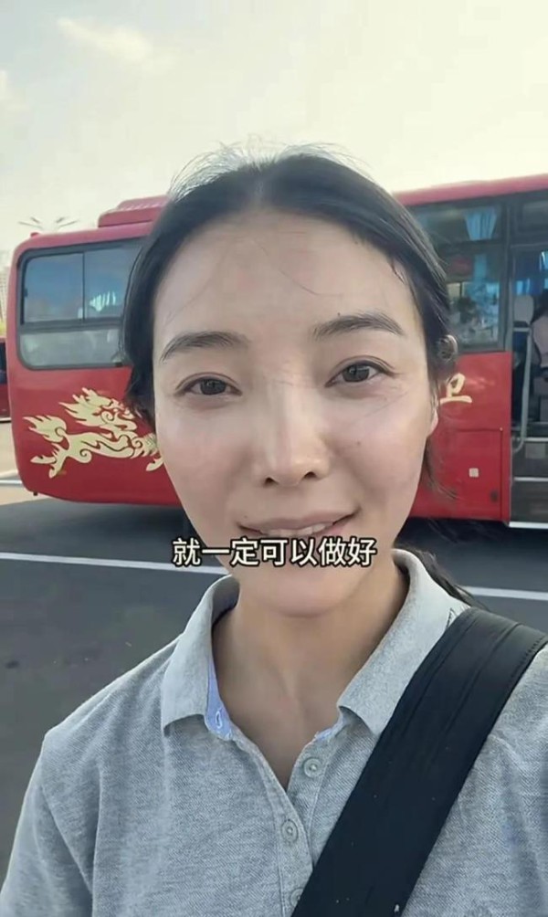 李富贵带乡村老人走出大山去旅游 安全与快乐同行