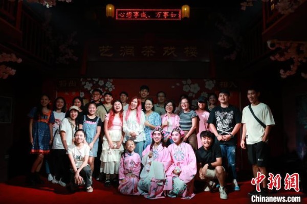 图为留学生体验中国戏曲文化后与演职人员合影留念。中新社记者 林馨 摄