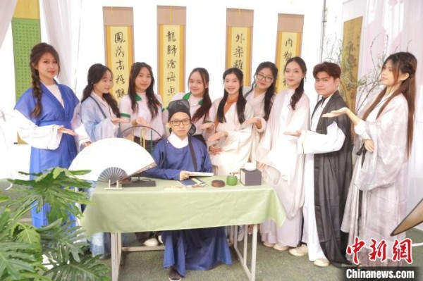 图为越南学生体验中华文化。河内中国文化中心 供图