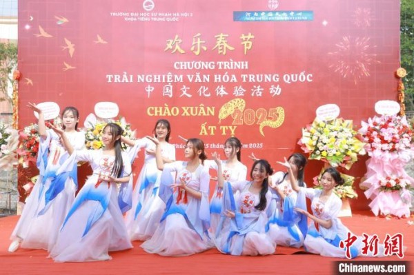 图为学生们表演舞蹈节目。河内中国文化中心 供图