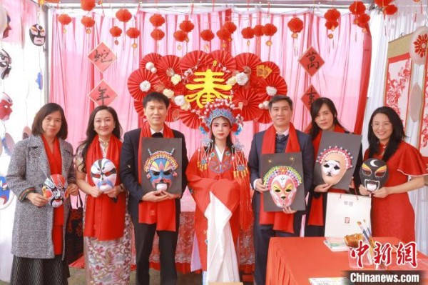 参与活动的人员体验绘京剧脸谱。河内中国文化中心 供图