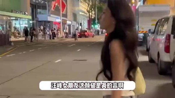 汪峰女友森林北逛夜市，发现路人偷拍怒翻白眼，冷脸被指太高傲