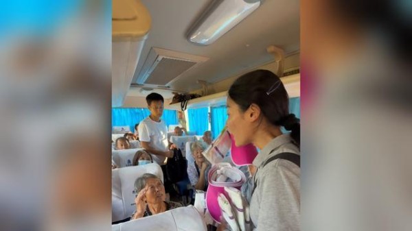李福贵花2万元带村里46名老人旅游 安全与快乐同行