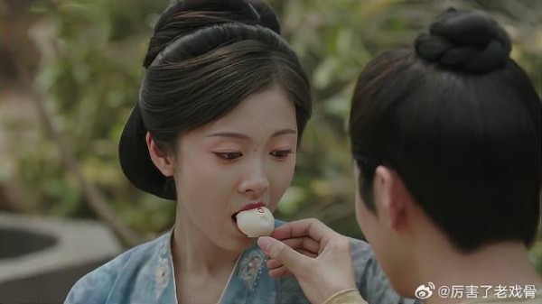 胜意回家被训斥 下秒弟弟喂她吃桂花糕,才让她笑起来
