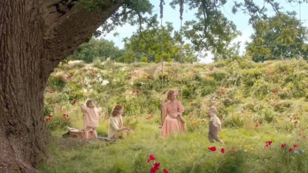 《秘密花园》2020年上映，讲述孤僻女孩发现神秘花园治愈心灵