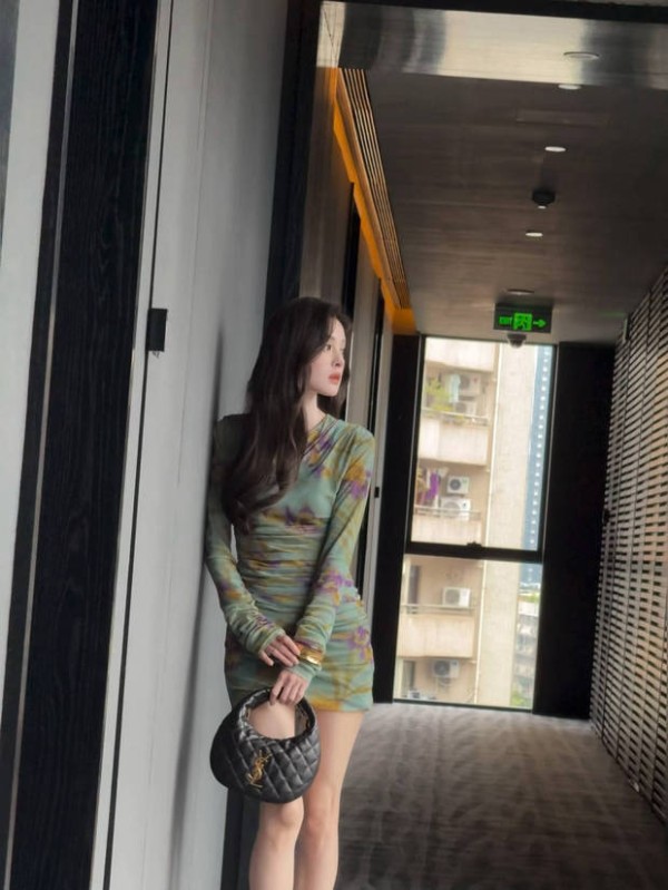 娜扎身穿印花连衣裙秀曼妙身姿